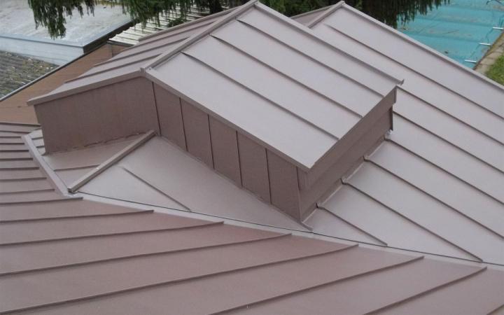 Détails d'une toiture en zinc pigmento rouge terre
