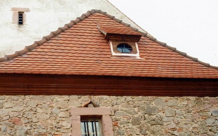 Couverture en tuile plate traditionnelle d'Alsace